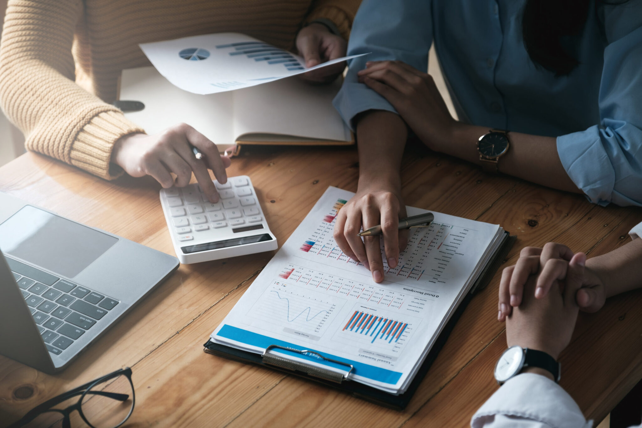 Equipo de contadores profesionales del Estudio Steger-Kaiser analizando documentación financiera